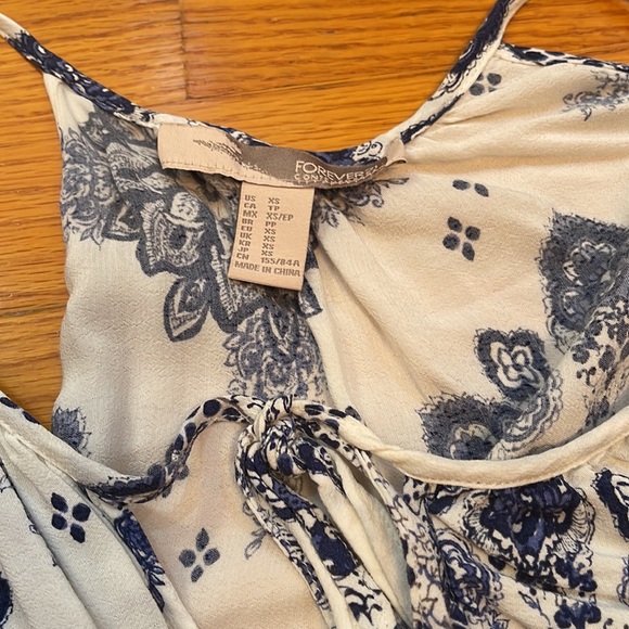 Forever21 Blue and White Abstract Print Open/Cold Shoulder Flowy Keyhole Dress - Picture 7 of 11